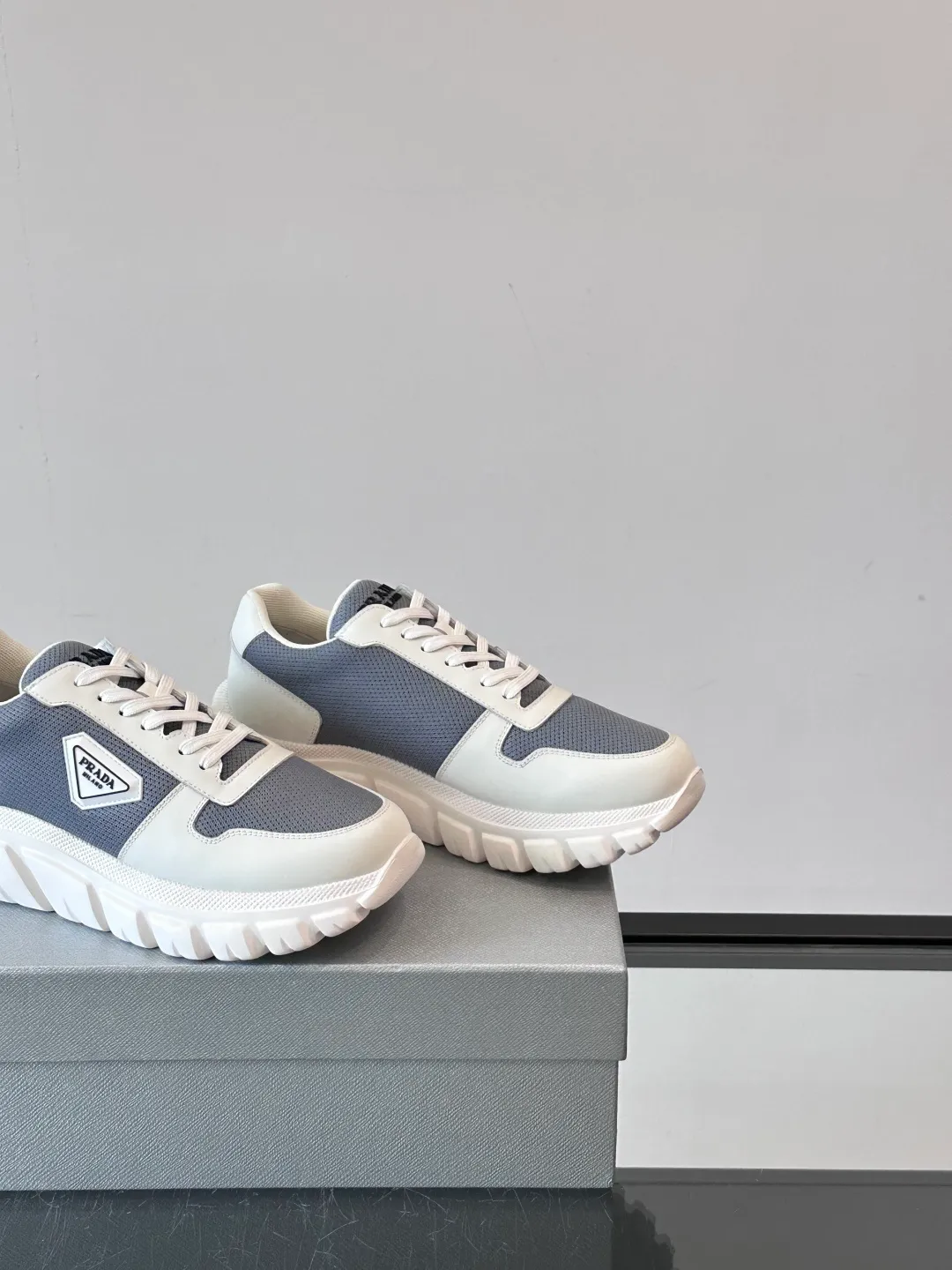 p440 "PRAD＊" men's new soft leather casual sneakers. This sneaker is made of Napa cowhide. The leather is soft and delicate, with a natural texture, which improves breathability. The rubber triangle logo on the outside embellishes the shoe body. The tongue and heel are decorated with brand letter logo details. Ultra-lightweight 6cm concave and convex rubber thick sole with PRADA letter logo on the side and cowhide lining. It feels comfortable on the foot and is exquisite and versatile! Size: 38-44 (45.46 customized)